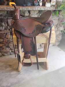 dp saddlery quantum short and light western with western dressage seat 5187, side view on a wooden saddle rack