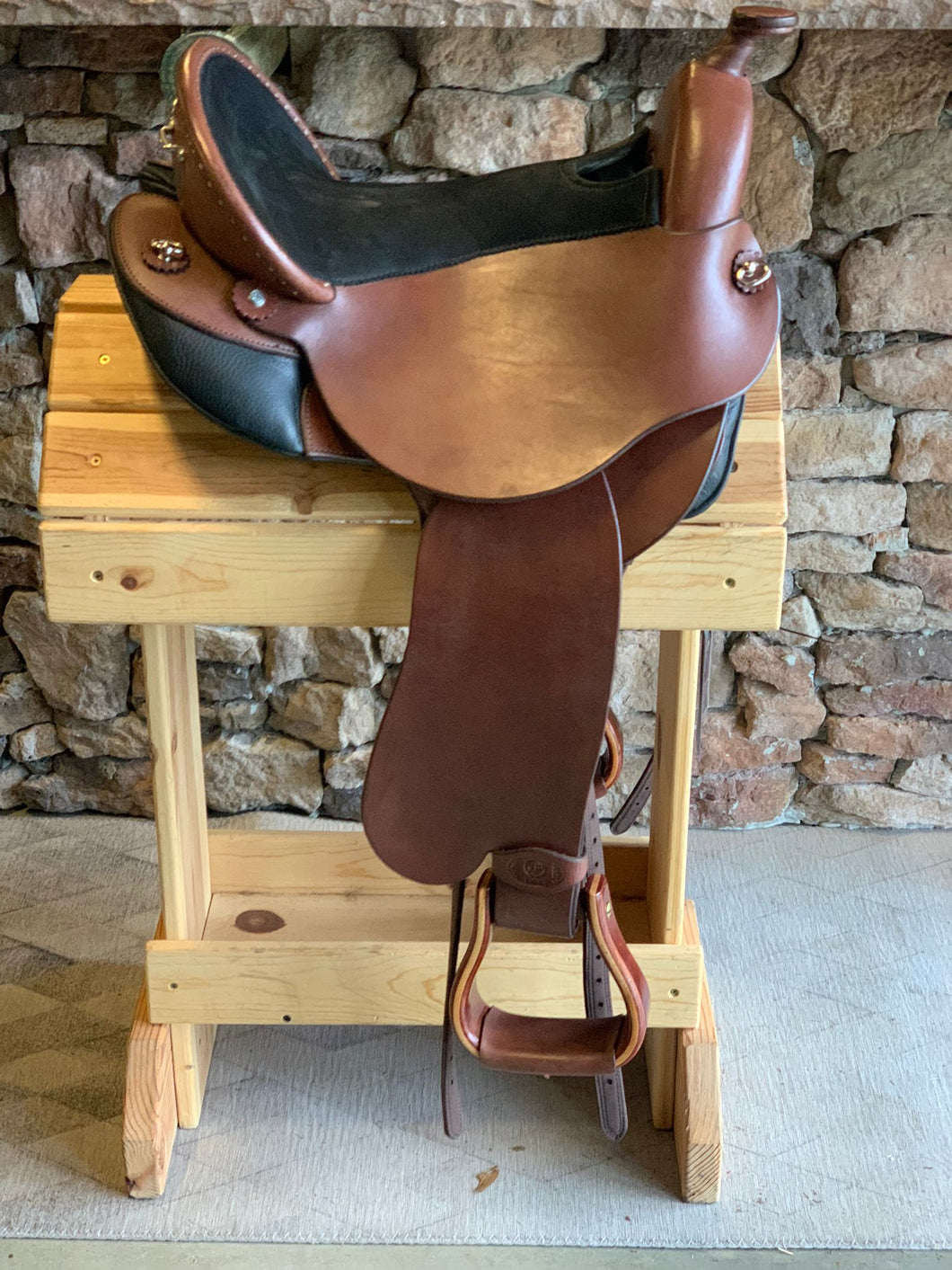 dp saddlery quantum short and light western 5784, side view on a wooden saddle rack