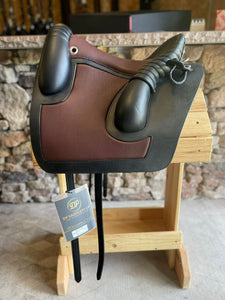 dp saddlery cadiz 5790, side view on a wooden saddle rack
