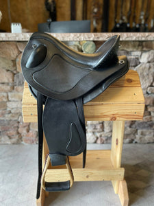 dp saddlery quantum sport sku 5980, side view, on a wooden saddle rack
