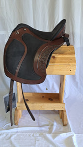 dp saddlery el campo skl decor shorty 6053, side view on a wooden saddle rack, white background