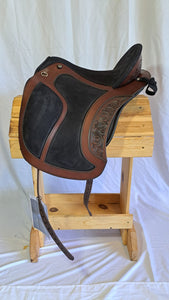 dp saddlery el campo skl decor shorty 6054, side view on a wooden saddle rack, white background