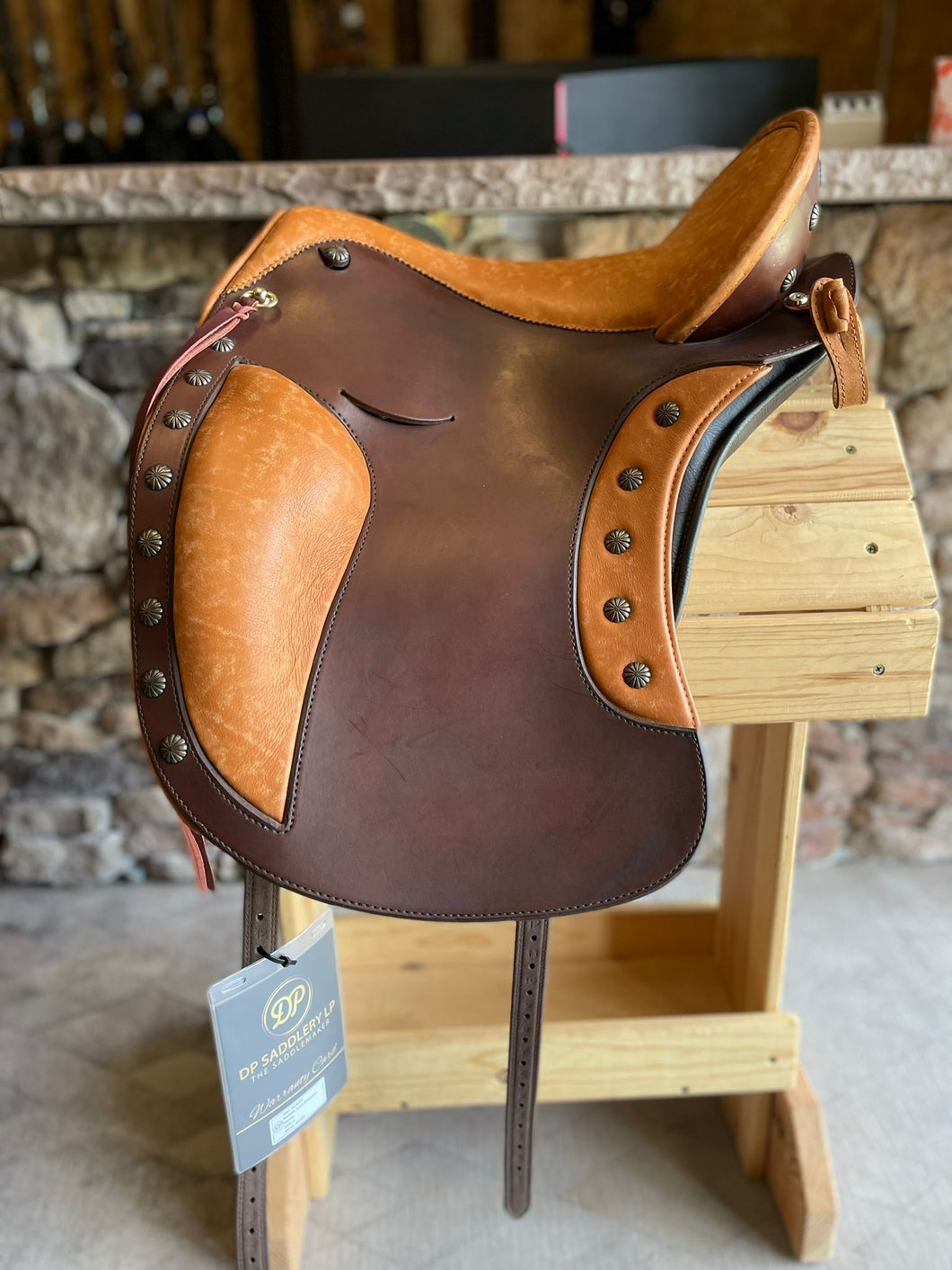 dp saddlery el campo shorty 6099, side view on a wooden saddle rack