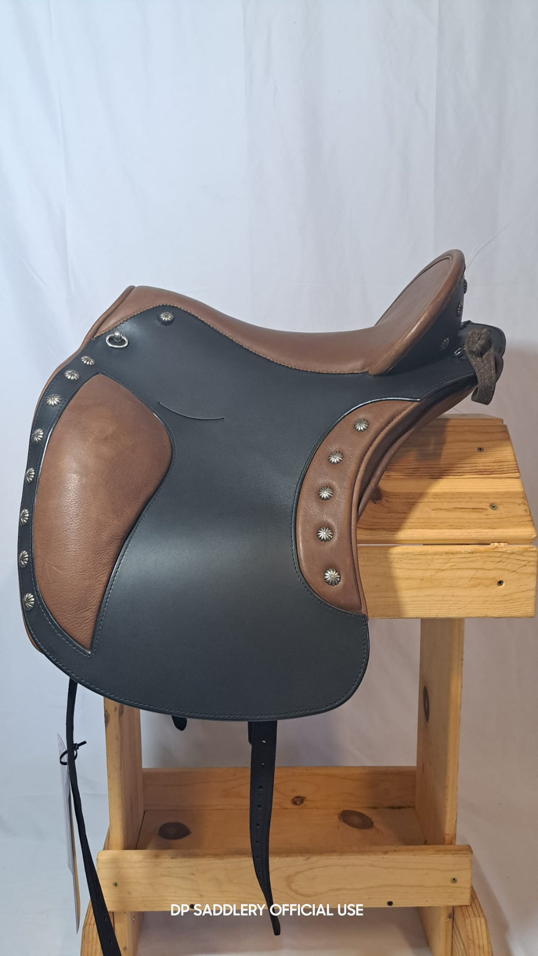 dp saddlery el campo, side view on a wooden saddle rack, white background