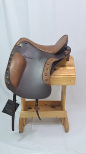 dp saddlery el campo shorty 6178, side view on a wooden saddle rack, white background
