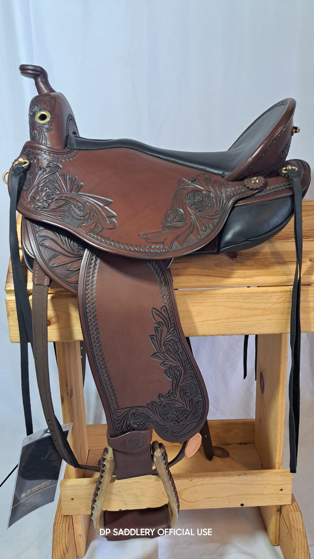 dp saddlery quantum short and light western with western dressage seat 6617, side view on a wooden saddle rack, white background