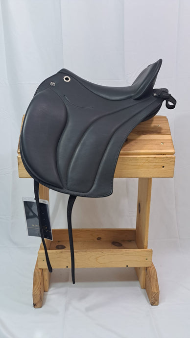 dp saddlery majestro 6653, side view on a wooden saddle rack, white background