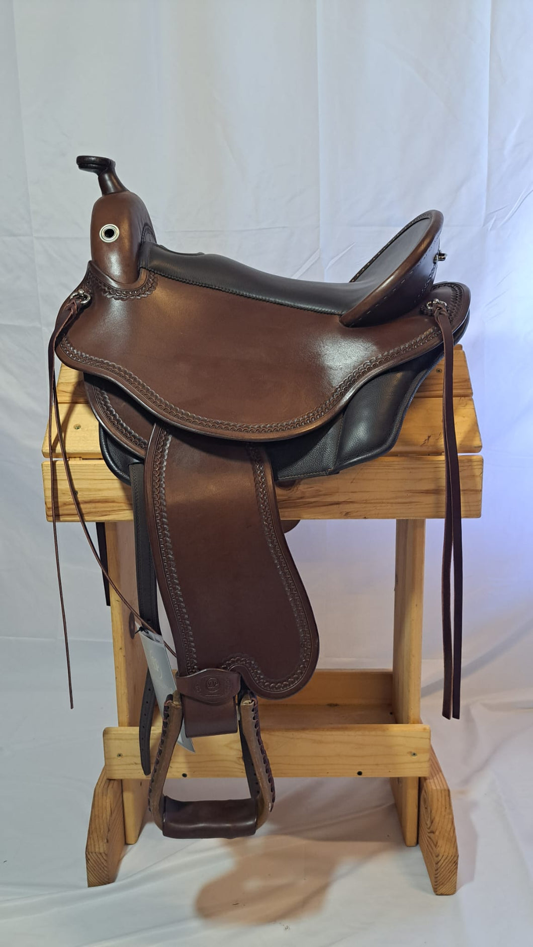 dp saddlery quantum western 6900, side view on a wooden saddle rack, white background