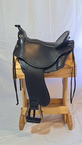 dp saddlery quantum western 6901, side view on a wooden saddle rack, white background