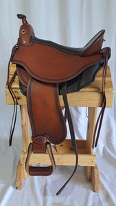 dp saddlery quantum western 6903, side view on a wooden saddle rack, white background