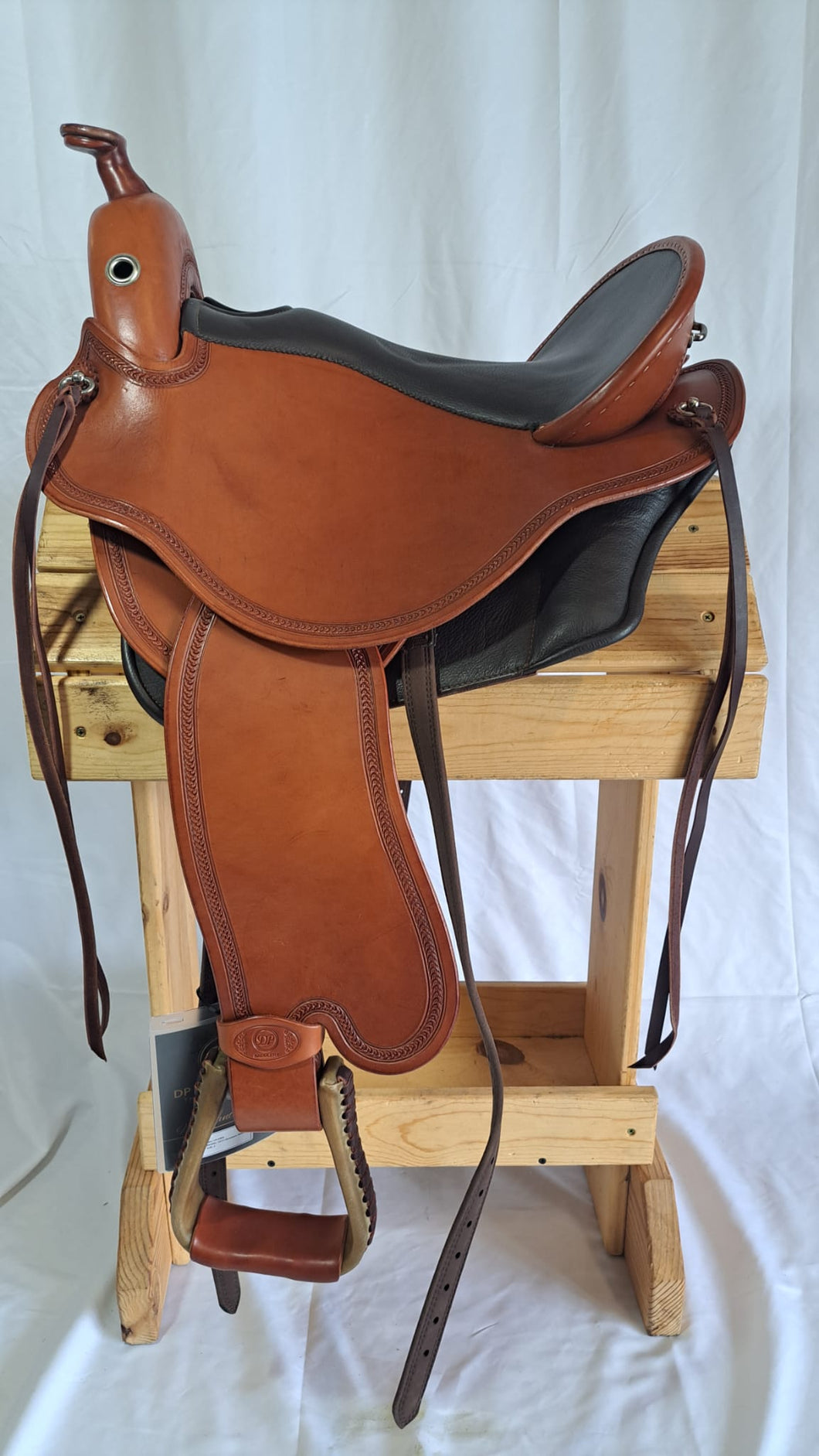 dp saddlery quantum western 6904, side view on a wooden saddle rack, white background