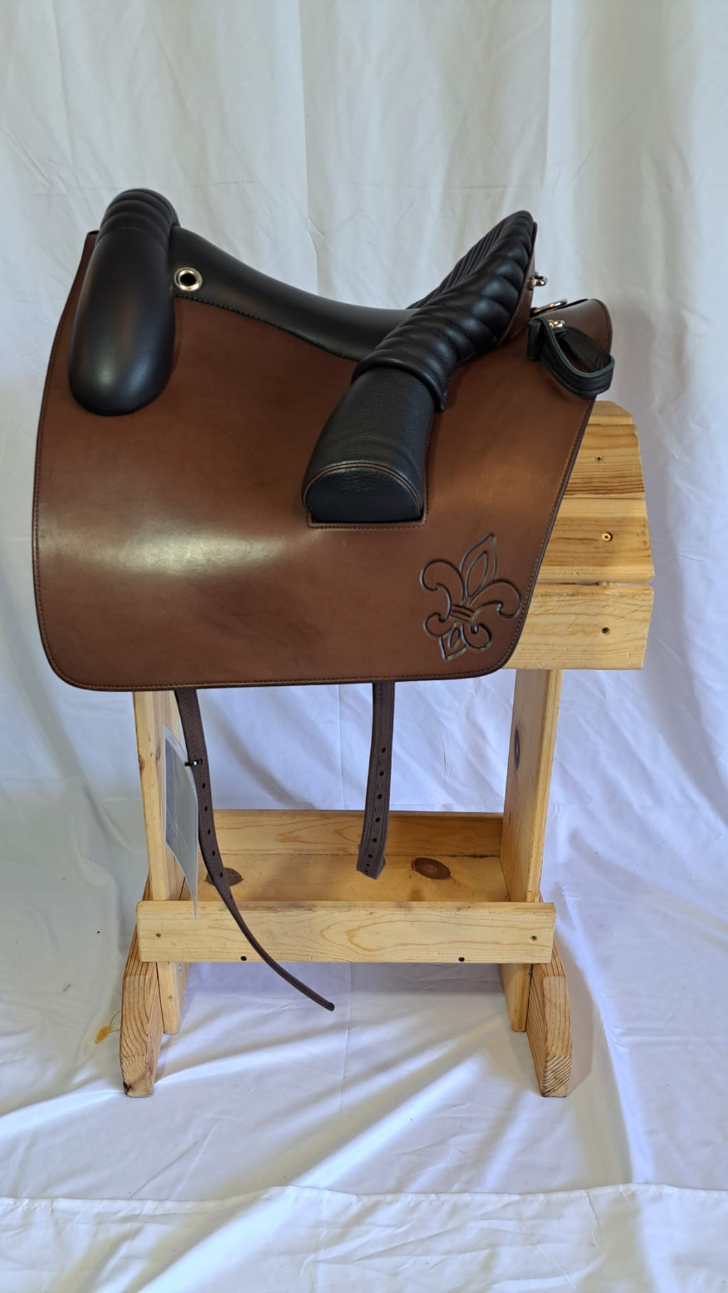dp saddlery jerez 6946, side view on a wooden saddle rack, white background