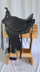 dp saddlery quantum western 6972, side view on a wooden saddle rack, white background