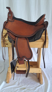dp saddlery quantum western 6973, side view on a wooden saddle rack, white background