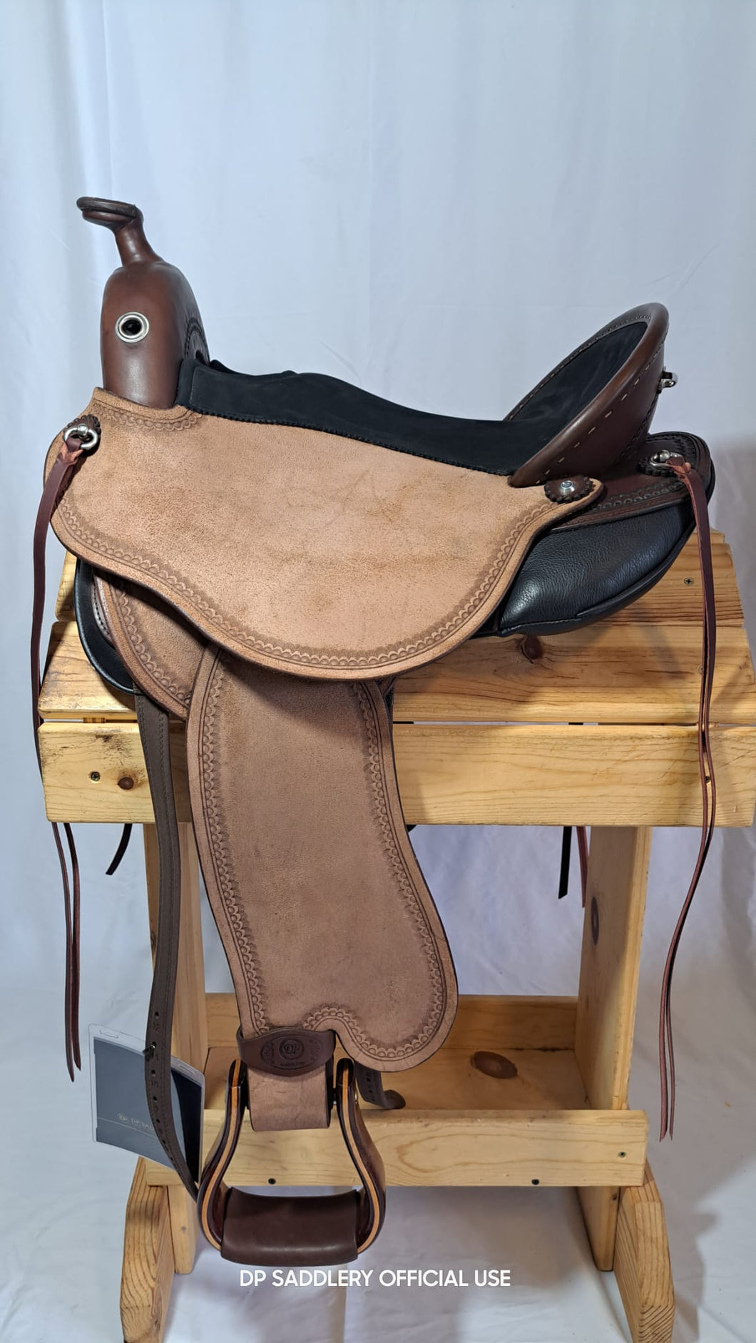dp saddlery quantum short and light western 7012, side view on a wooden saddle rack, white background
