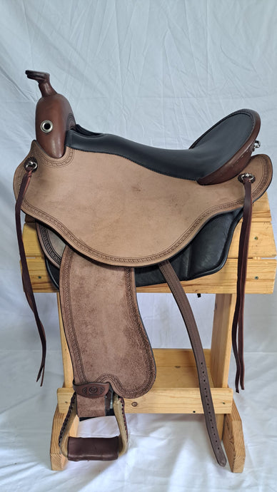 dp saddlery quantum western 7084, side view on a wooden saddle rack, white background