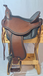 dp saddlery quantum western 7085, side view on a wooden saddle rack, white background