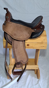 dp saddlery quantum short and light western 7094, side view on a wooden saddle rack, white background