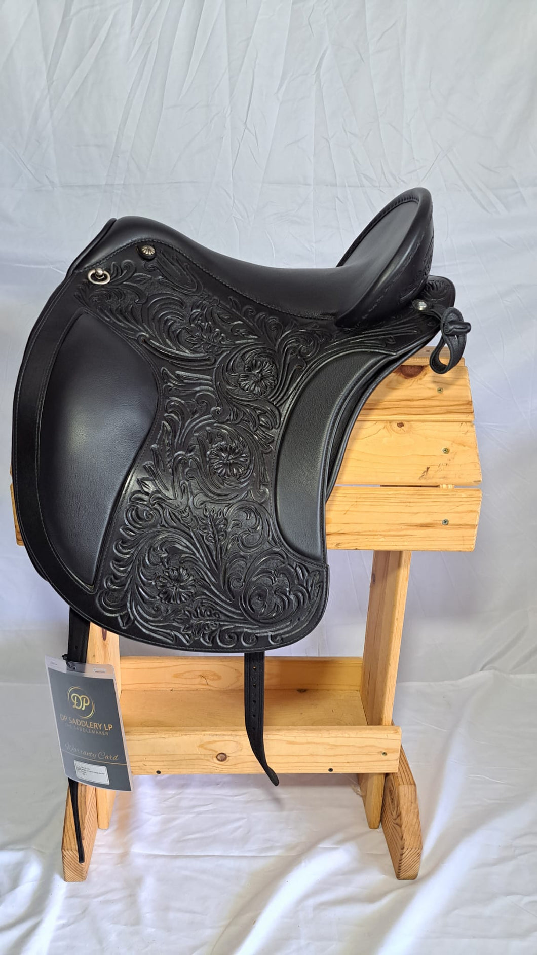 dp saddlery el campo shorty 7141, side view on a wooden saddle rack, white background