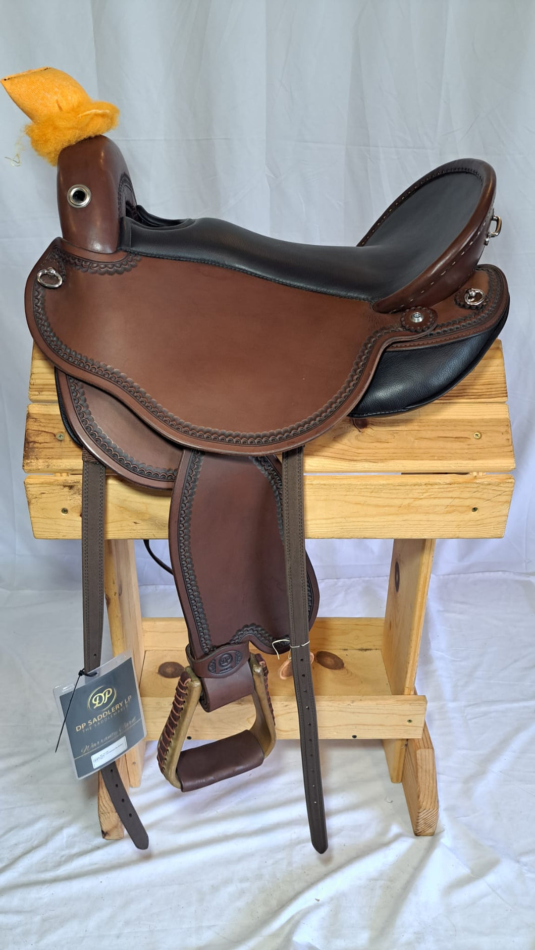 dp saddlery quantum short and light western 7195, side view on a wooden saddle rack, white background