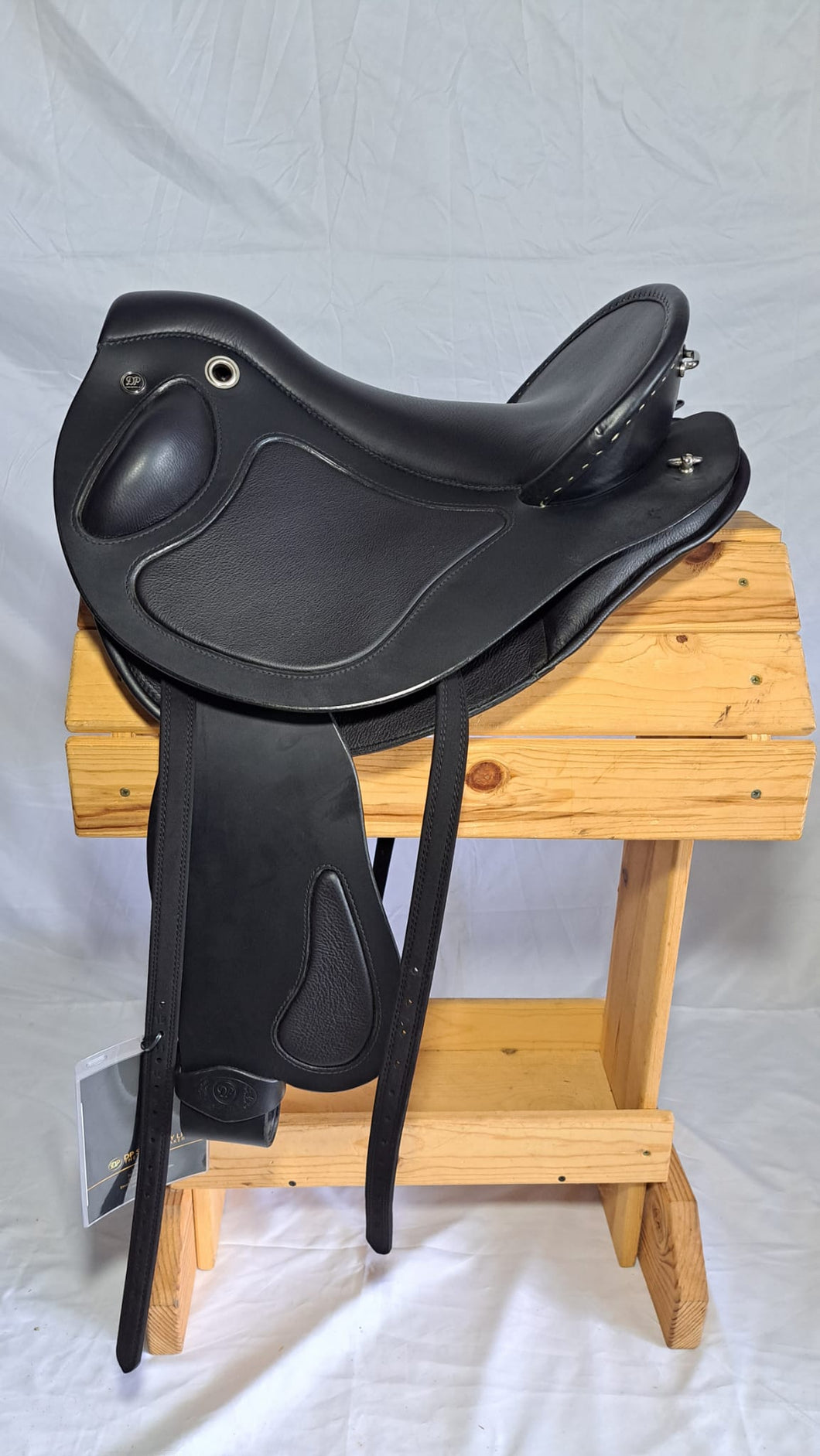 dp saddlery quantum sport 7200, side view on a wooden saddle rack, white background