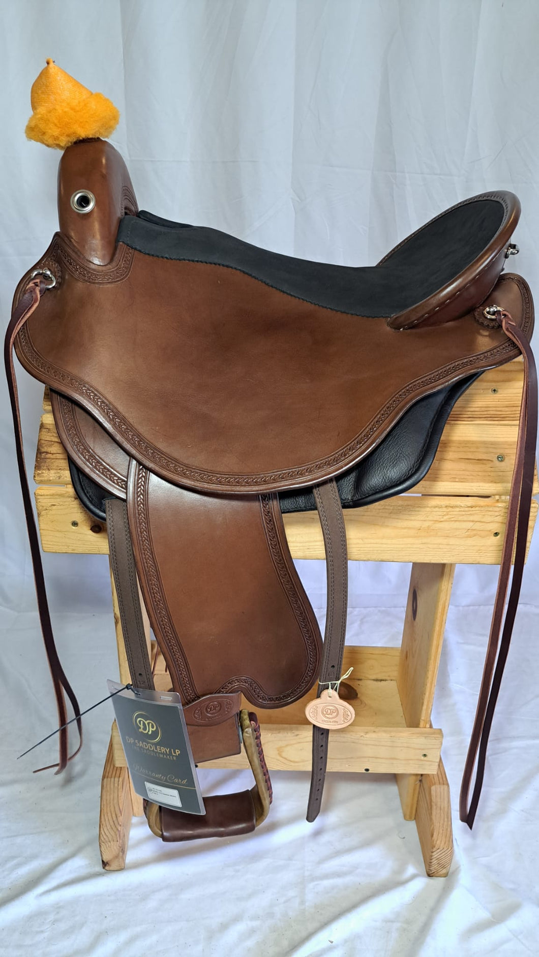 dp saddlery quantum western 7245, side view on a wooden saddle rack, white background