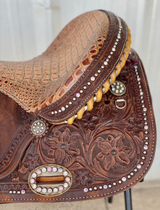alamo saddlery vintage glam barrel, close up of back of saddle and cantle view 