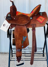 Load image into Gallery viewer, alamo saddlery aztec arrow barrel, side view on a metal saddle rack