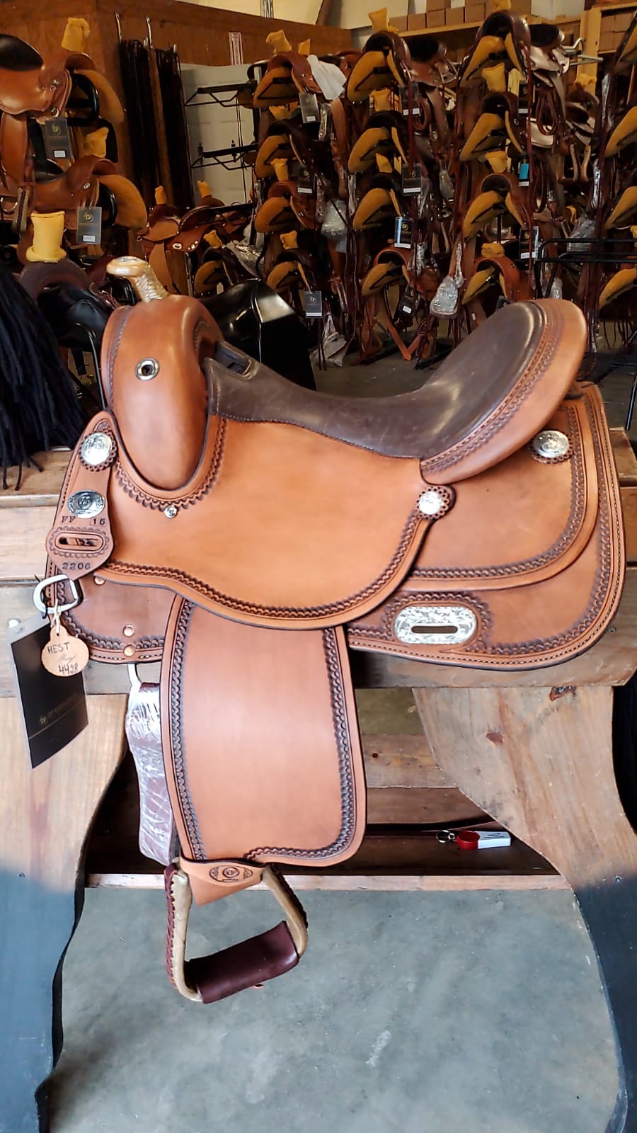 dp saddlery flex fit trainer smoothout, side view on a wooden saddle rack 