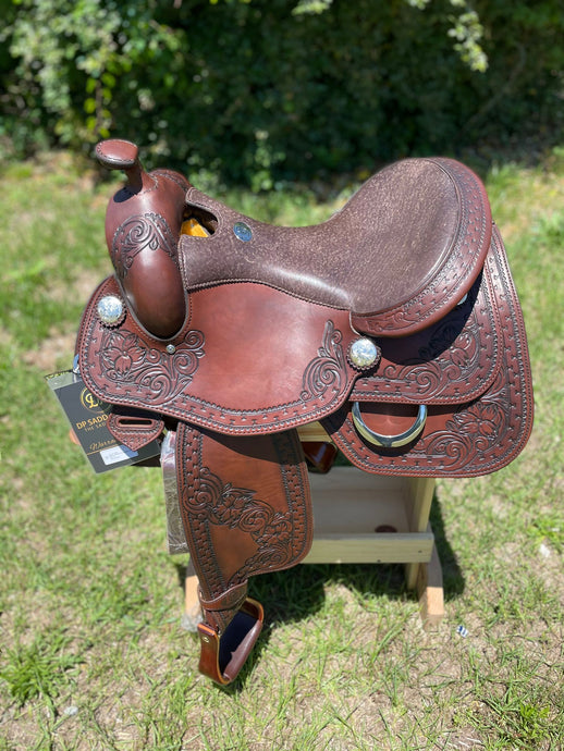 dp saddlery dp equitation trainer 4800, side view on a wooden saddle rack