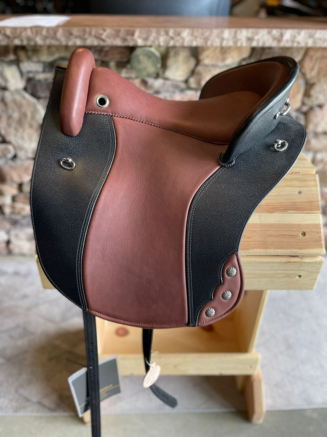 dp saddlery ronda deluxe 5097, side view on wooden saddle rack