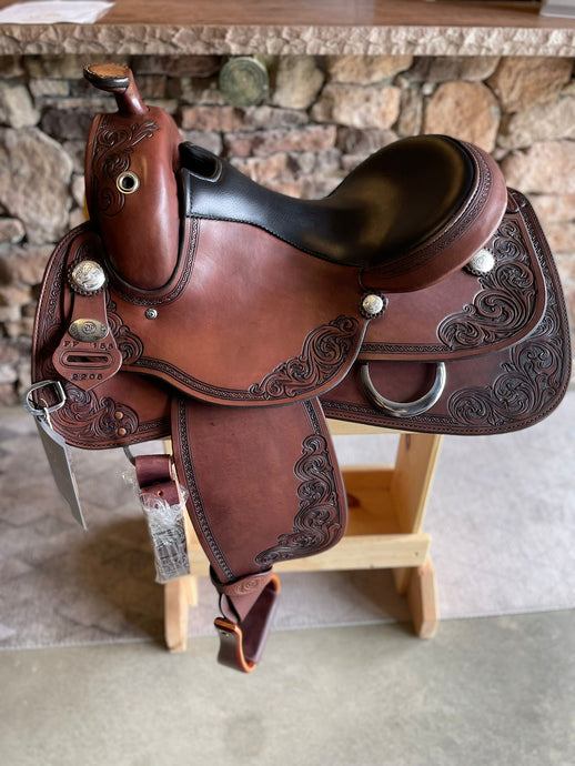 dp saddlery flex fit trainer smoothout 5511, side view on a wooden saddle rack 