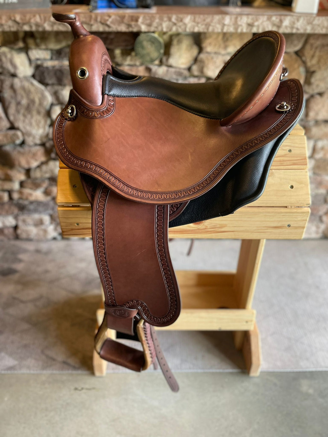 dp saddlery quantum western 5197, side view on wooden saddle rack 