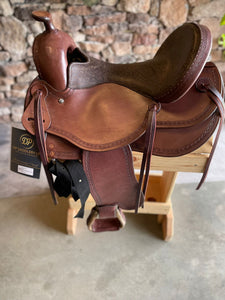 dp saddlery startrekk classic 5291, side view on a wooden saddle rack