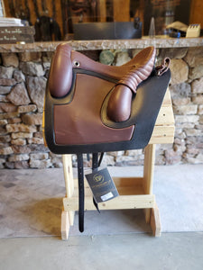 dp saddlery cadiz, side view, wooden saddle rack