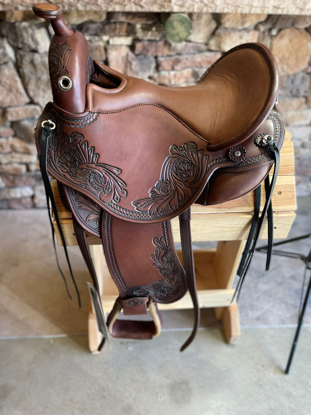 dp saddlery quantum short and light western with a western dressage seat 5313, side view on a wooden saddle rack