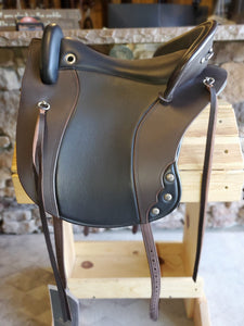 dp saddlery ronda deluxe 5338, side view on wooden saddle rack,