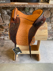 dp saddlery ronda deluxe 5340, side view on wooden saddle rack