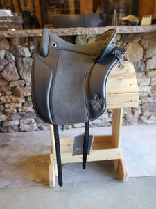 dp saddlery ibero verano 5441, side view on wooden saddle rack