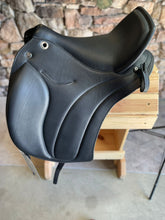 Load image into Gallery viewer, dp saddlery majestro 5490, side and top view on wooden saddle rack