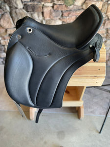 dp saddlery majestro 5490, side and top view on wooden saddle rack