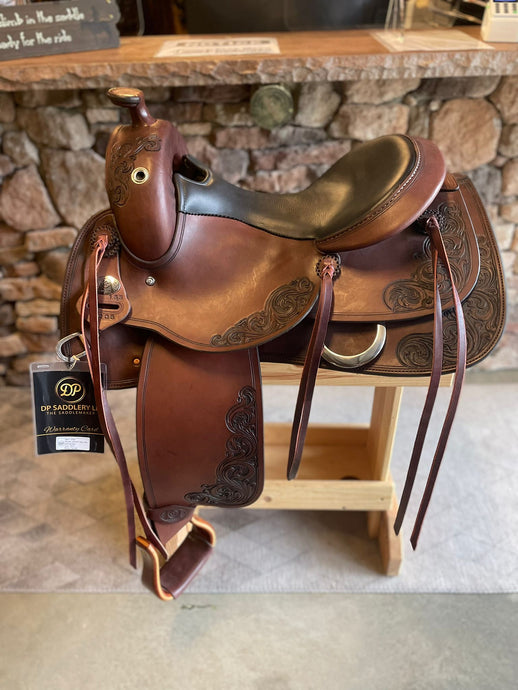 dp saddlery flex fit trainer smoothout 5500, side view on a wooden saddle rack