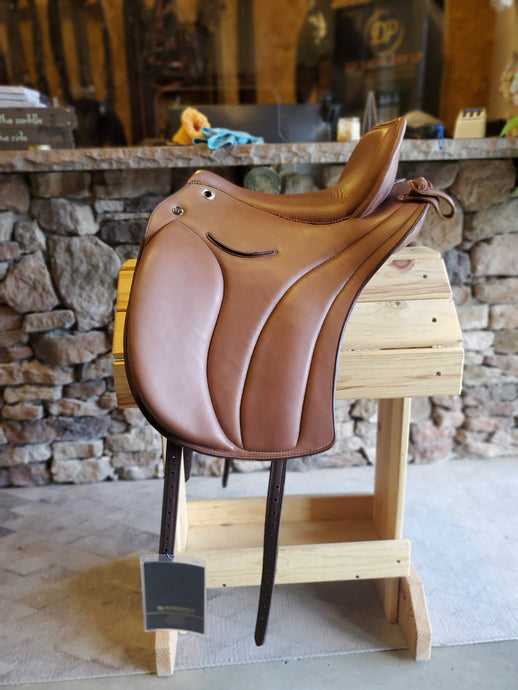 dp saddlery majestro 5538, side view on a wooden saddle rack 