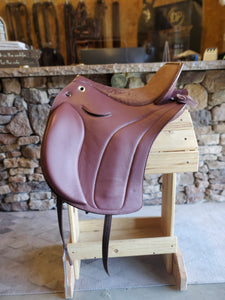 dp saddlery majestro 5550, side view on wooden saddle rack