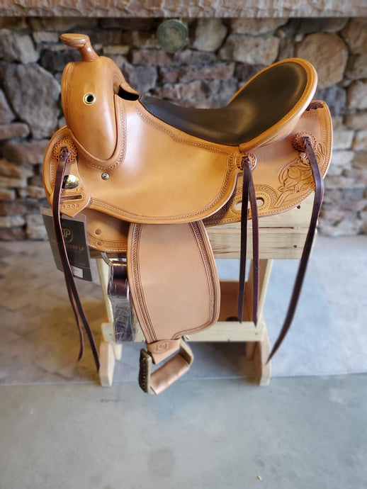 dp saddlery flex fit old style 5635, side view on a wooden saddle rack