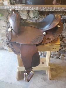 dp saddlery flex fit nevada 5748, side view on a wooden saddle rack 