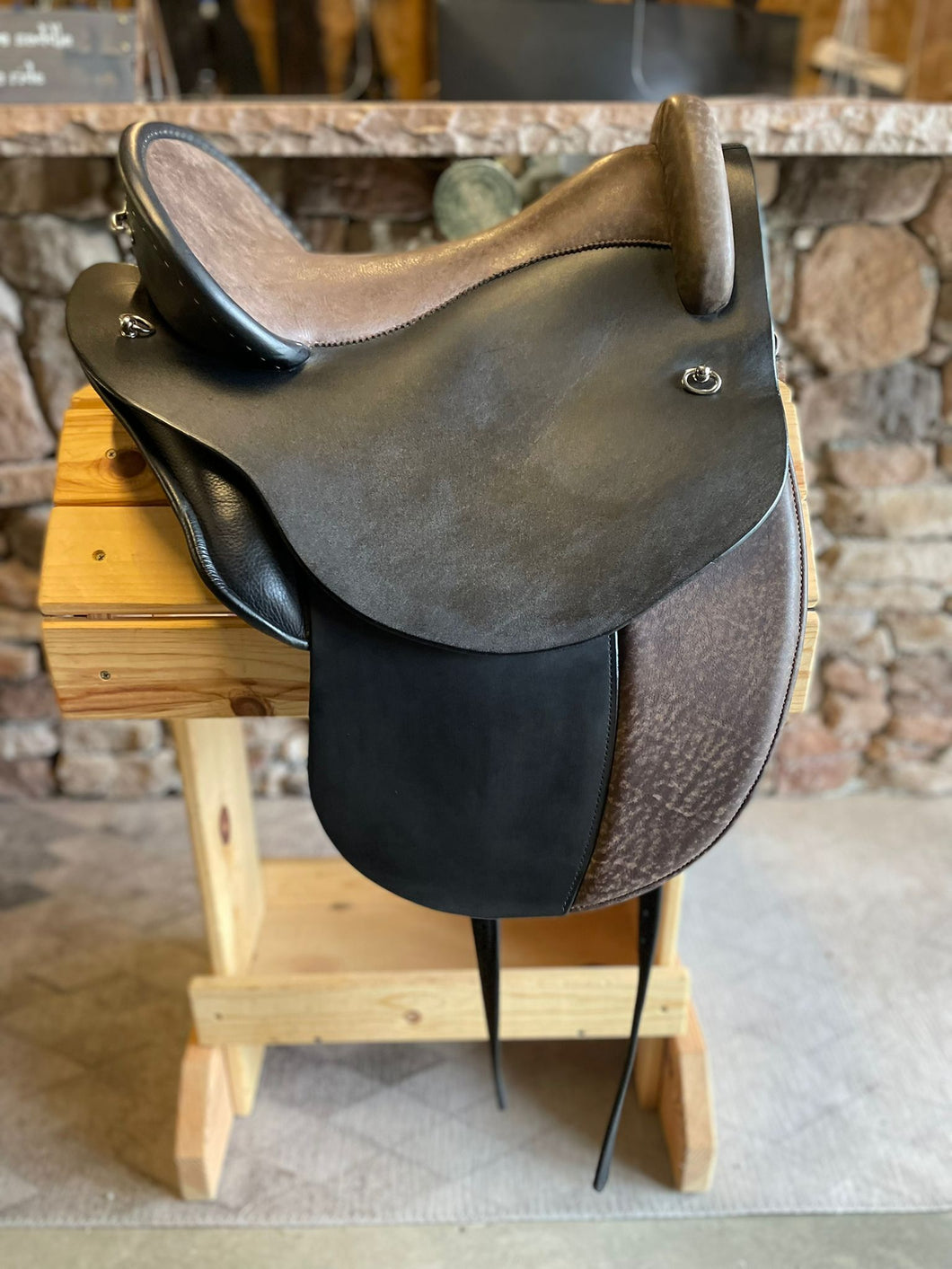 dp saddlery quantum with dressage flap 5819, side view on wooden saddle rack