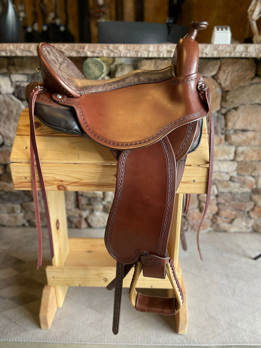 dp saddlery quantum short and light western 5842, side view on wooden saddle rack 