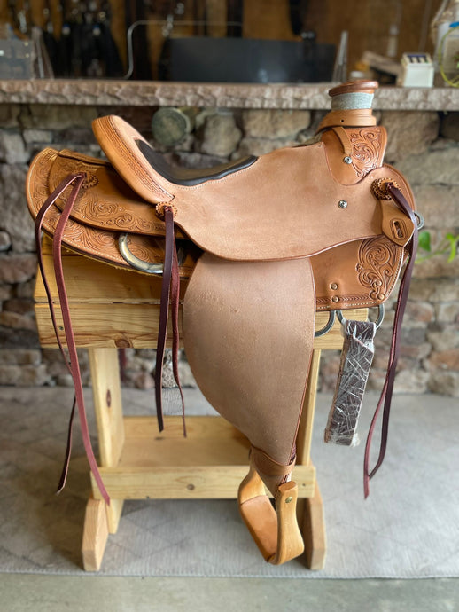 dp saddlery dp wade 5855, side view on a wooden saddle rack 