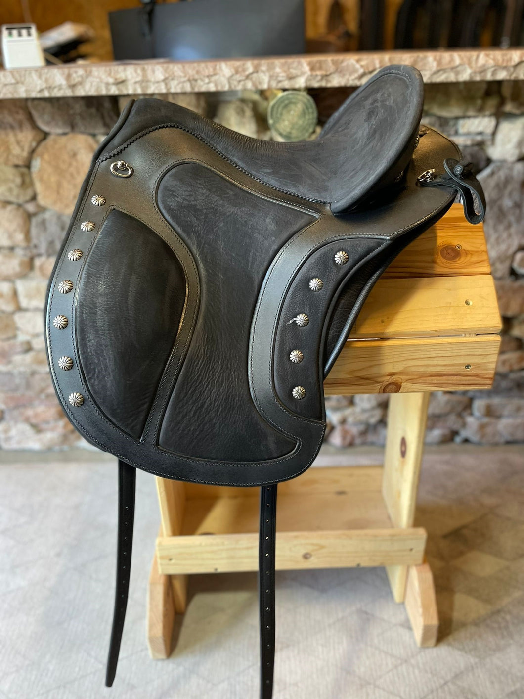 dp saddlery el campo skl 5954, side view on a wooden saddle rack 